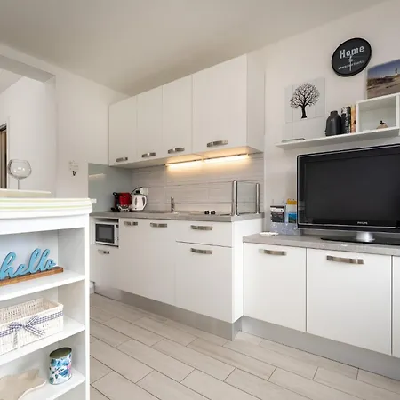 Markov Apartment *