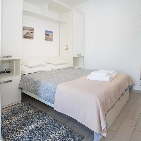 아파트 Cozy Apartment On Beach In Rabac 라벡