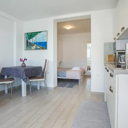 Cozy Apartment On Beach In Rabac 아파트