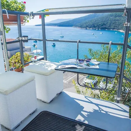 Cozy Apartment On Beach In Rabac *