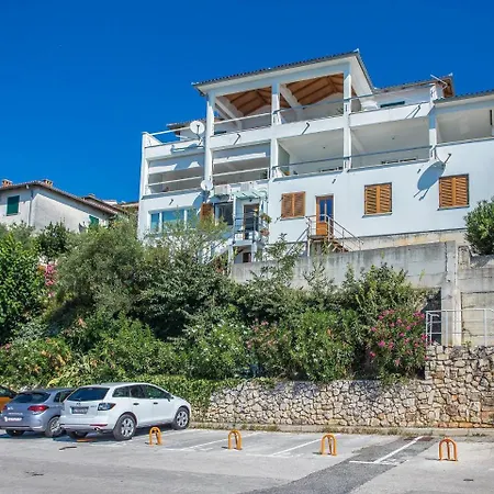 아파트 Cozy Apartment On Beach In Rabac 라벡