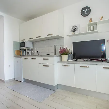 Cozy Apartment On Beach In Rabac 라벡