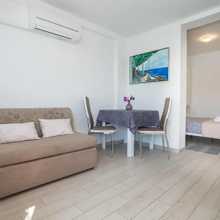 Cozy Apartment On Beach In Rabac * 라벡