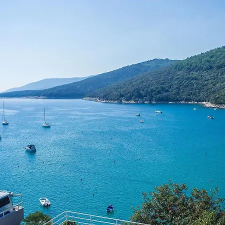 Cozy Apartment On Beach In Rabac