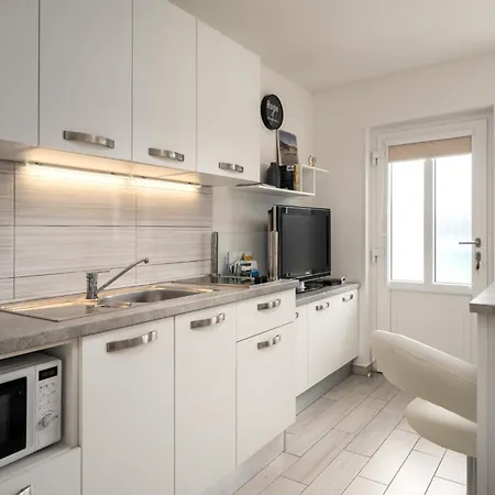 Markov Apartment *